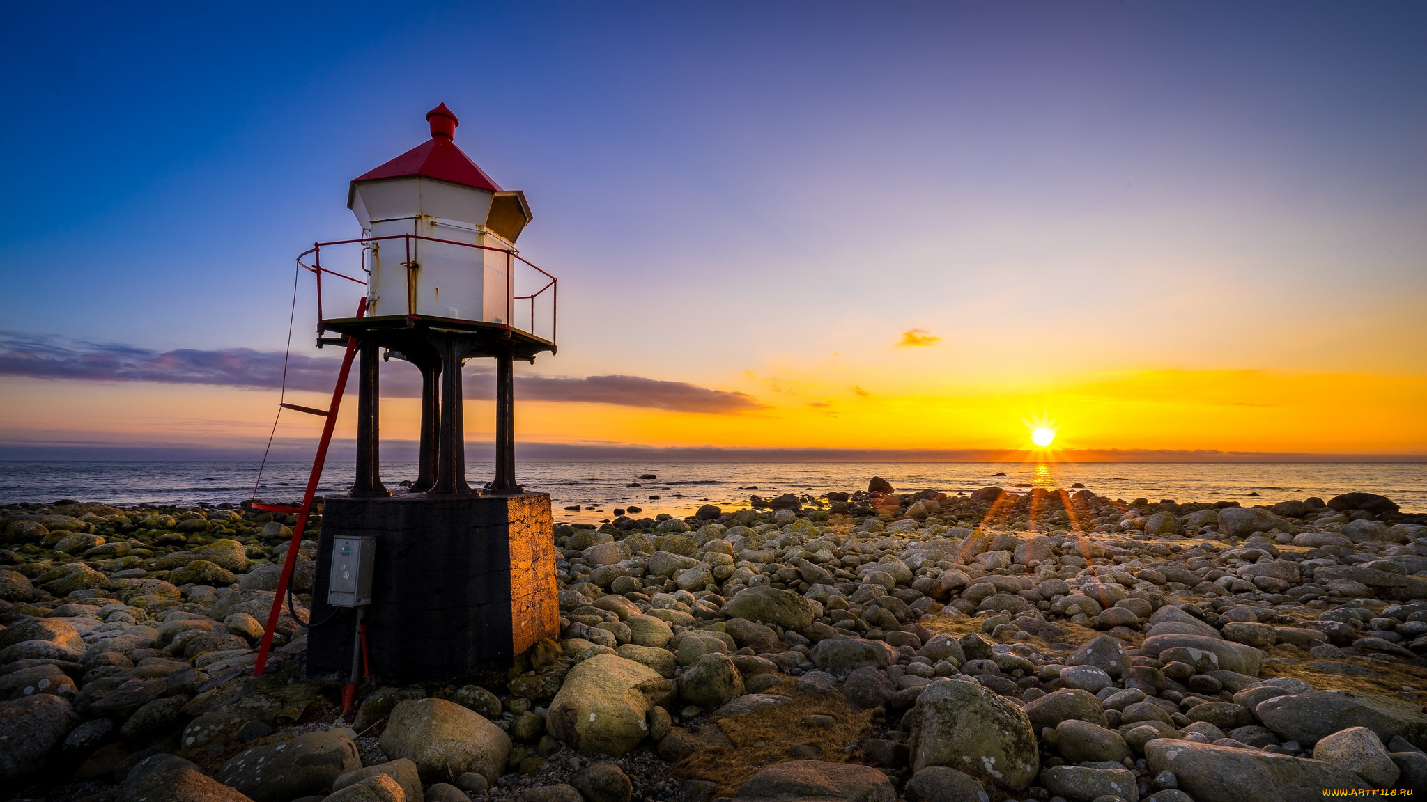 Coast light. Маяк Рогаланд, Норвегия. Закат море Маяк. Норвегия маяки на берегу. Маяк на закате фото.